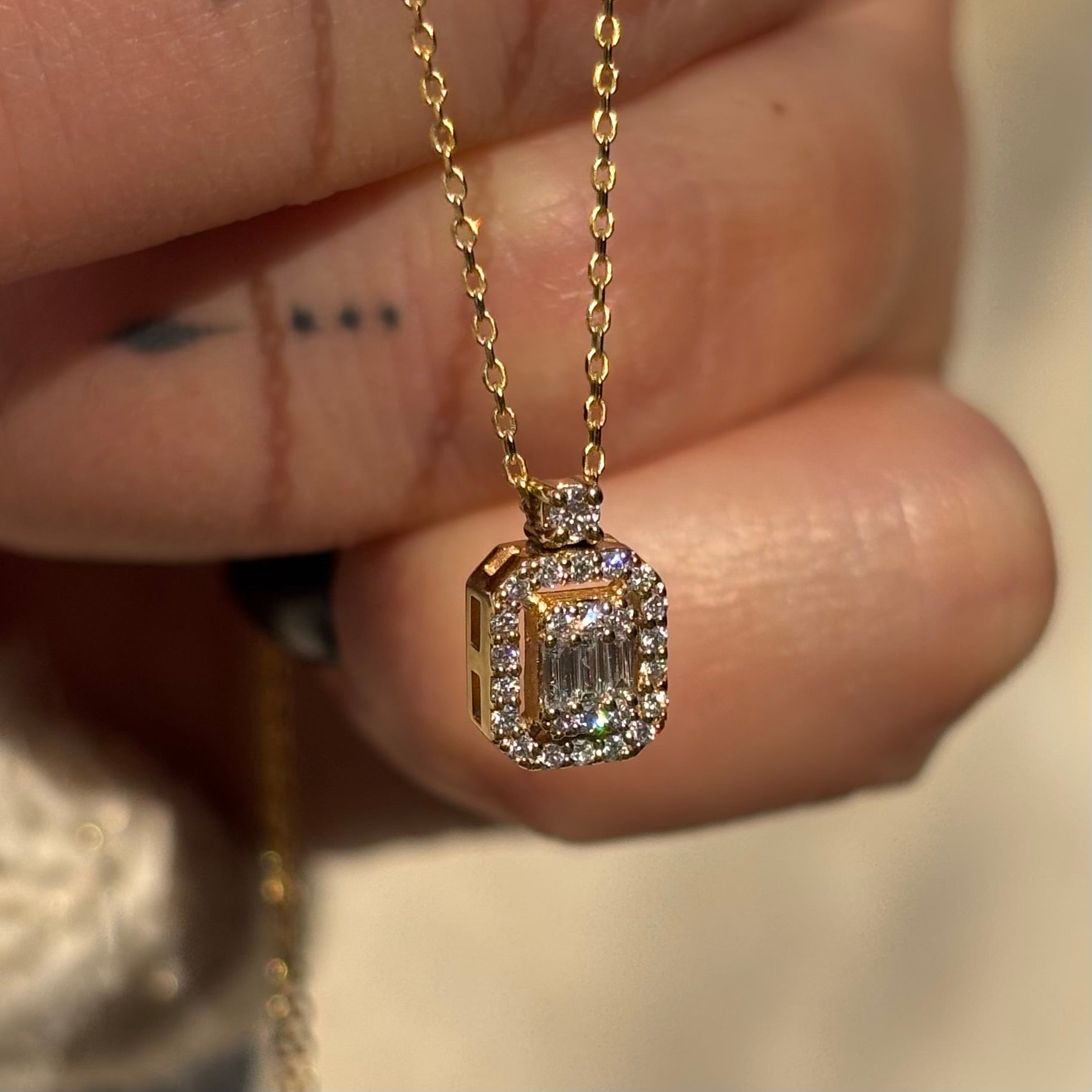 Висулка от жълто злато с диаманти 0.18 карата